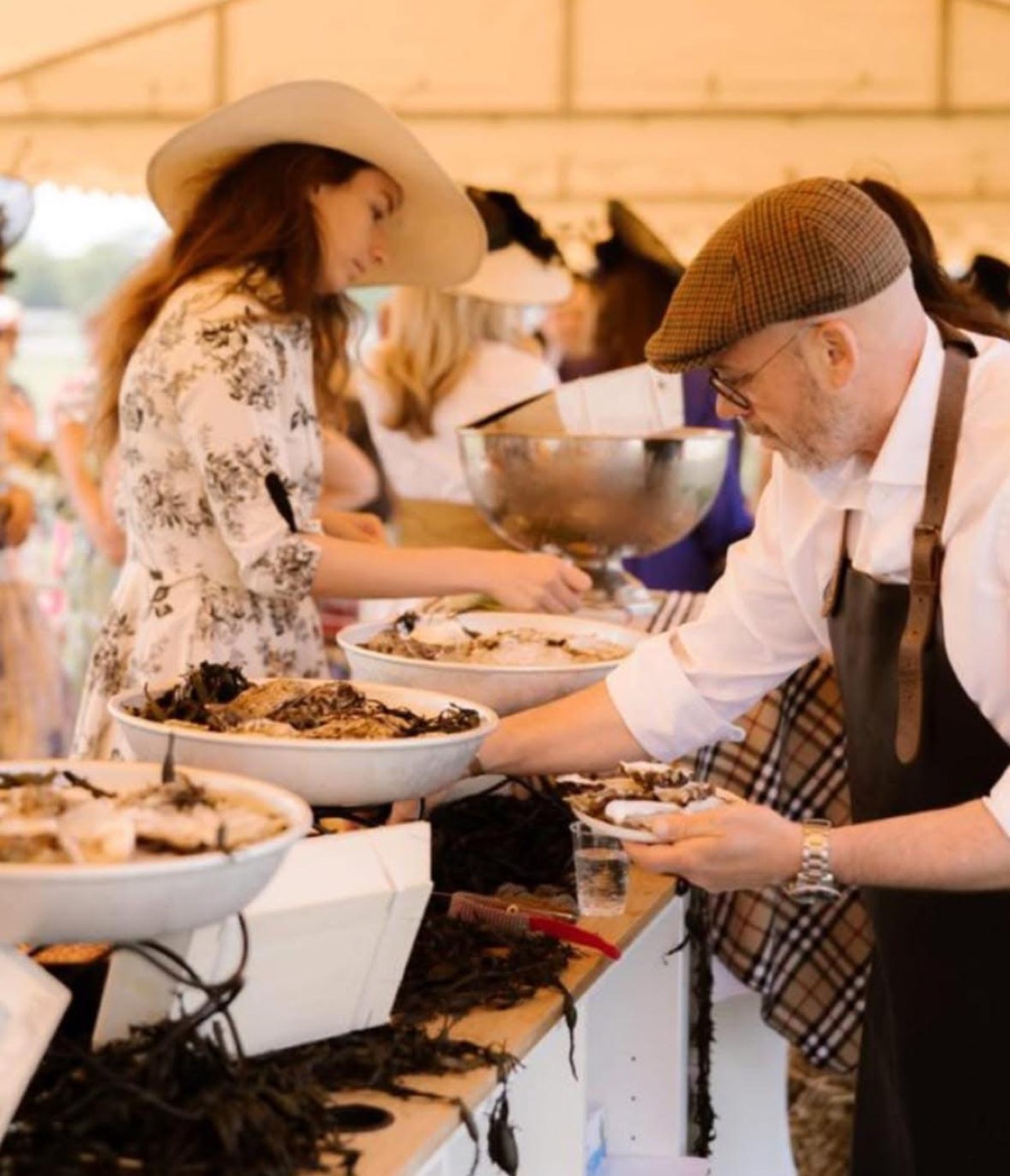 Onze oesterbar op locatie: oesters op schalen met zeewier worden geserveerd aan feestgasten