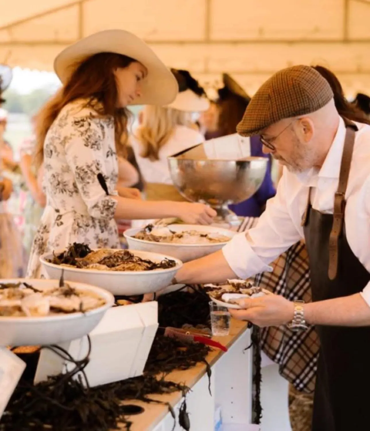 Onze oesterbar op locatie: oesters op schalen met zeewier worden geserveerd aan feestgasten