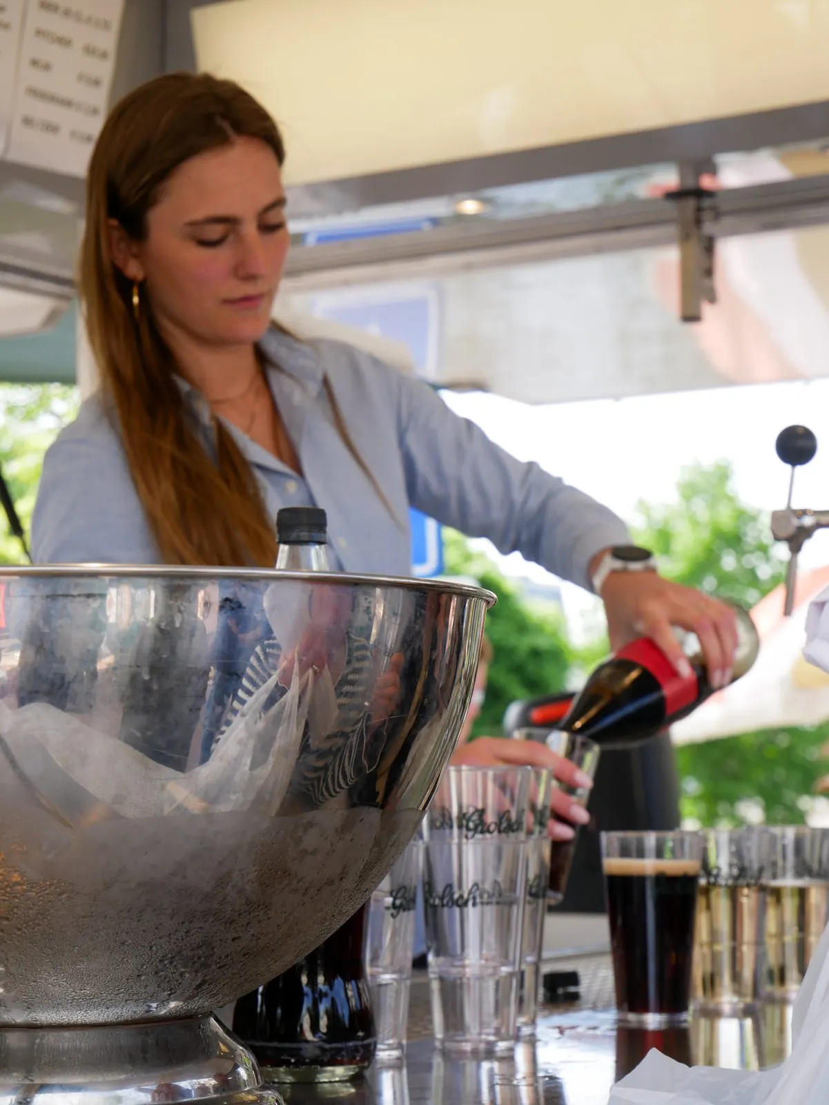 Een medewerker schenkt champagne in aan onze bar op locatie